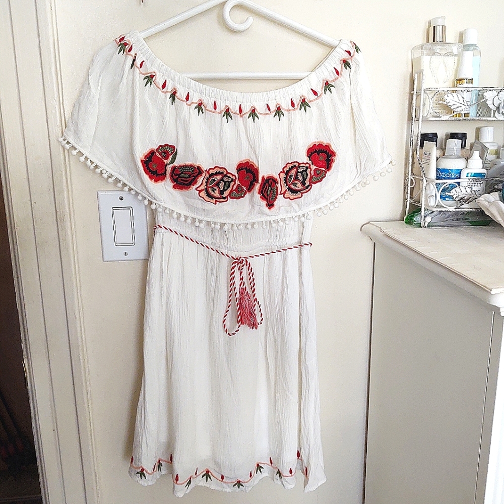 Forever 21 White Embroidered Boho Off-Shoulder Mini Dress Small